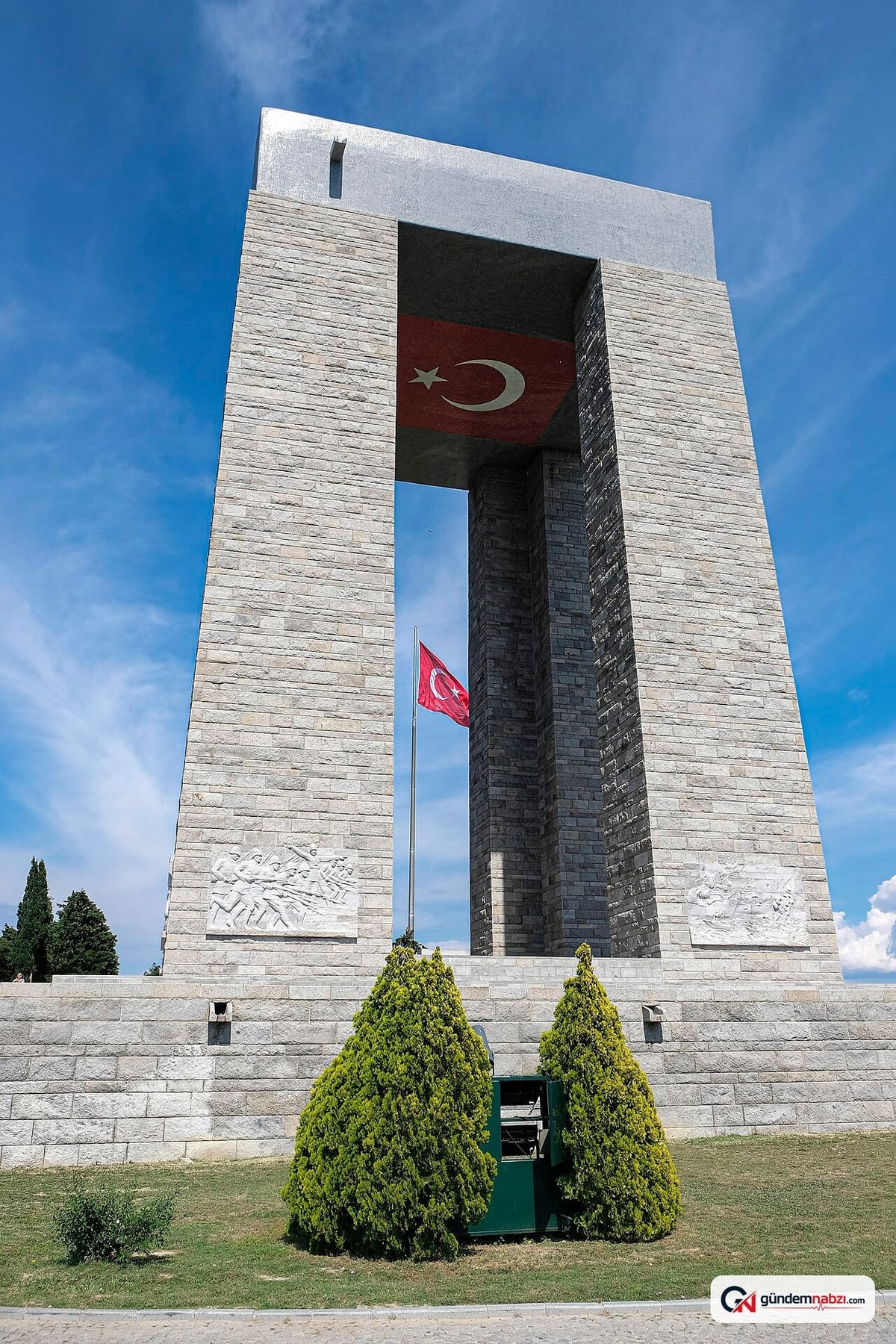 Çanakkale Gelibolu'da 3 katlı binanın çatısında çıkan yangın söndürüldü