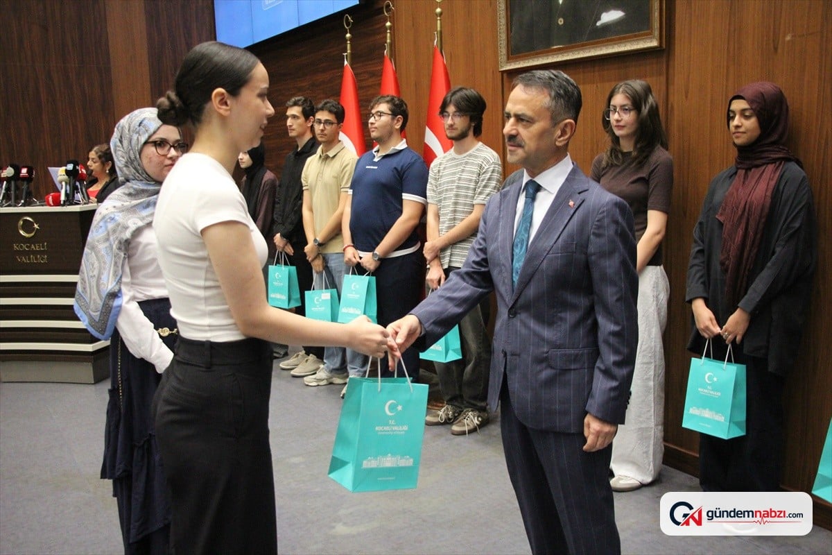 Kocaeli'de YKS ve LGS'de başarılı öğrencilere ödül verildi
