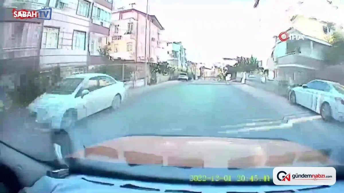 Antalya'da otomobilin taksiye çarptığı kaza anı