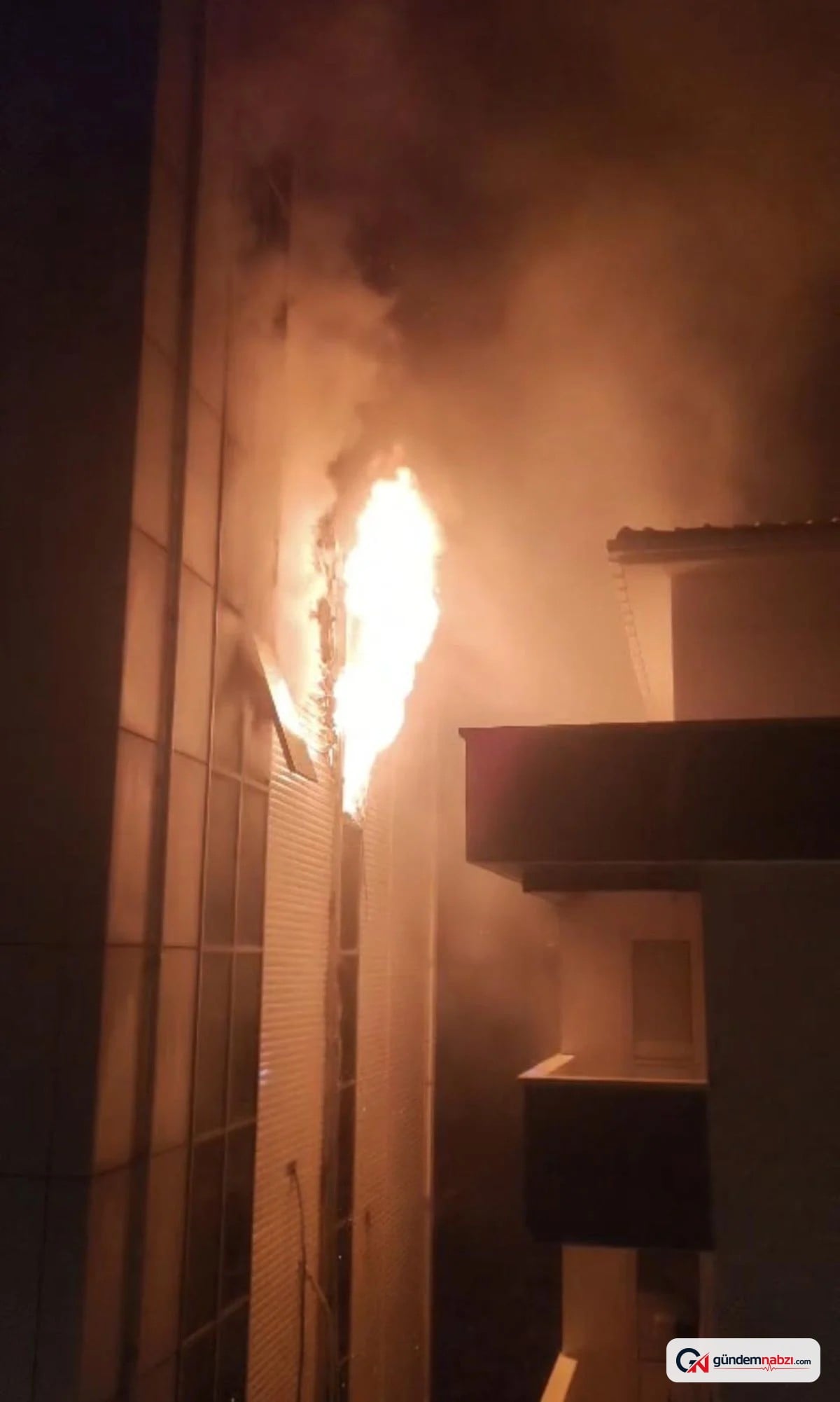 Beykoz'da 7 katlı plazada yangın çıktı