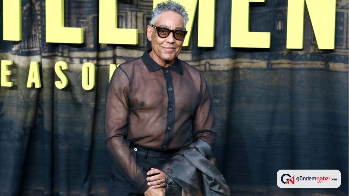 Giancarlo Esposito Şeffaf üstle gala kırmızı halısında