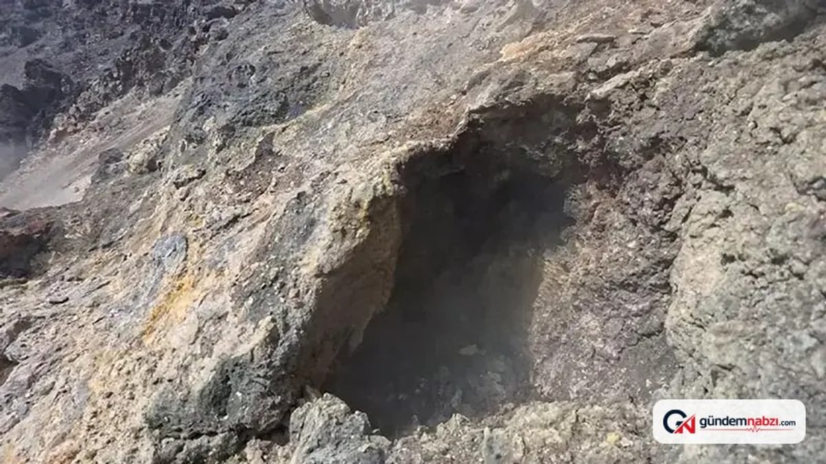 Tendürek kraterine inen ekip gaz çıkışlarını görüntüledi
