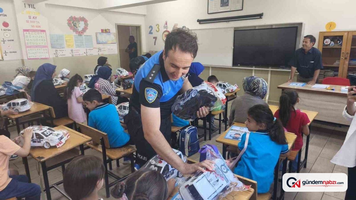 Erzincan'da polis ekipleri öğrencilere yeni eğitim yılı hediyeleri verdi
