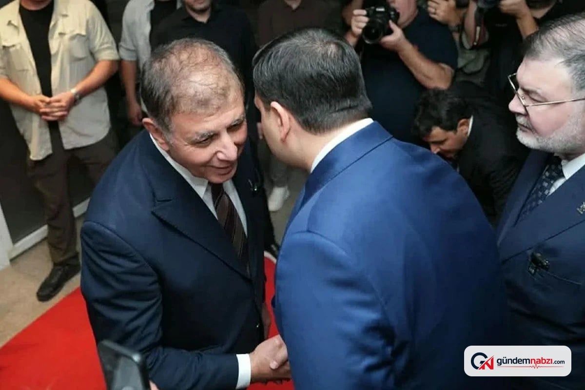 Cemil Tugay, Sergi açılışında Eyyüp Kadir İnan'ı kapıda karşıladı
