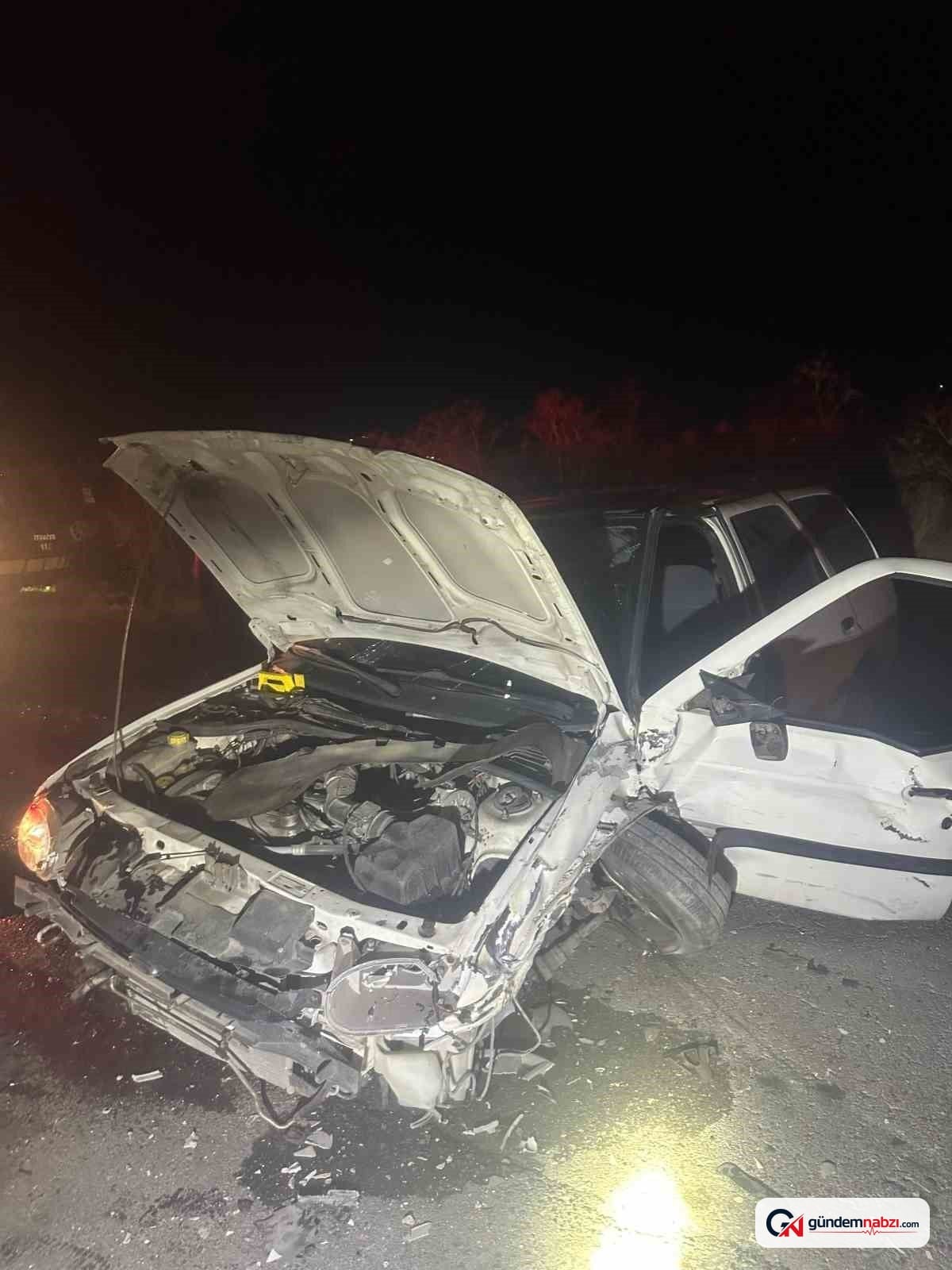 Kayseri'de hafif ticari araçla otomobil çarpıştı, 2 kişi yaralandı