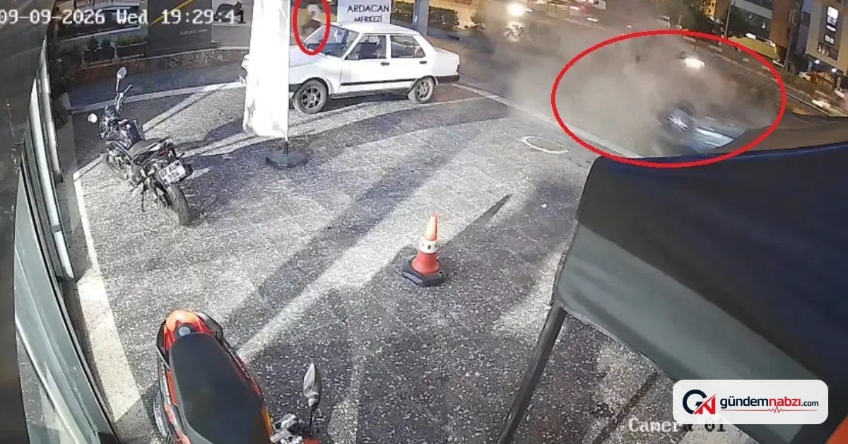 Antalya'da feci kaza: Motor yola fırladı, yaya son anda kurtuldu
