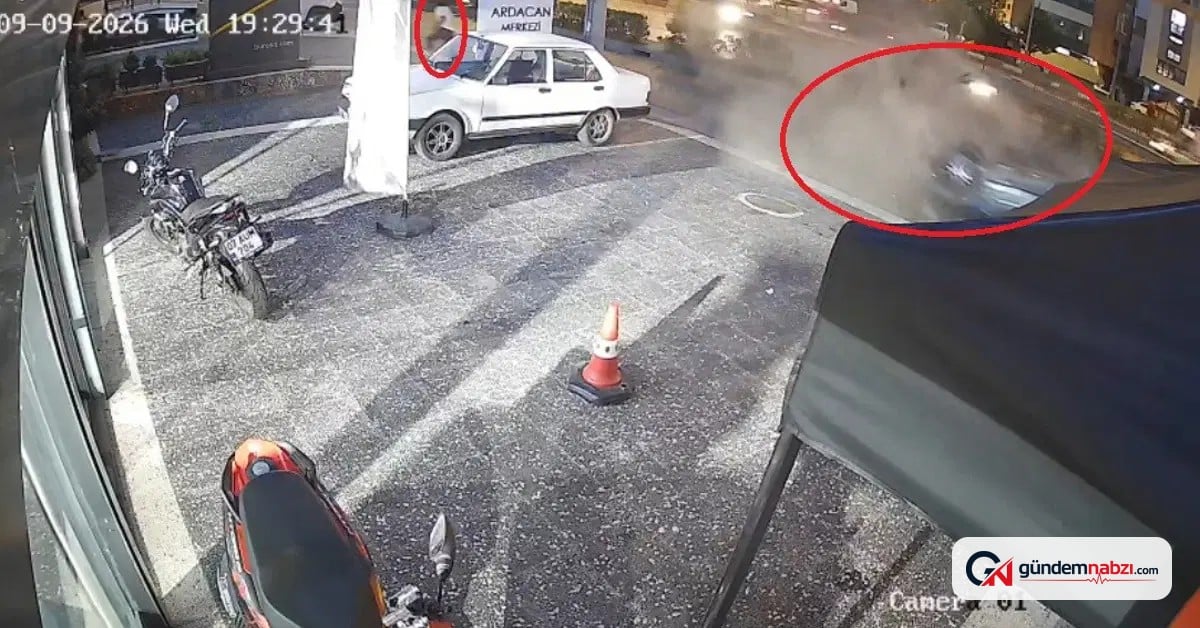 Antalya'da feci kaza: Motor yola fırladı, yaya son anda kurtuldu