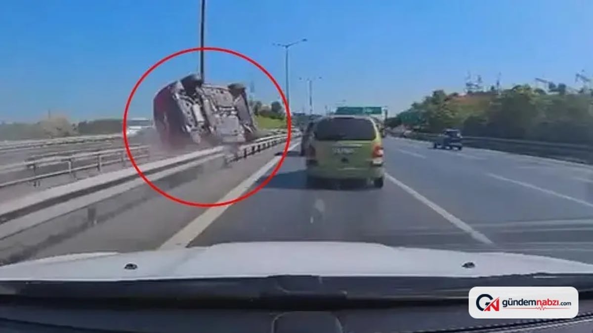 İstanbul Eyüpsultan'da otomobil bariyere çarparak devrildi