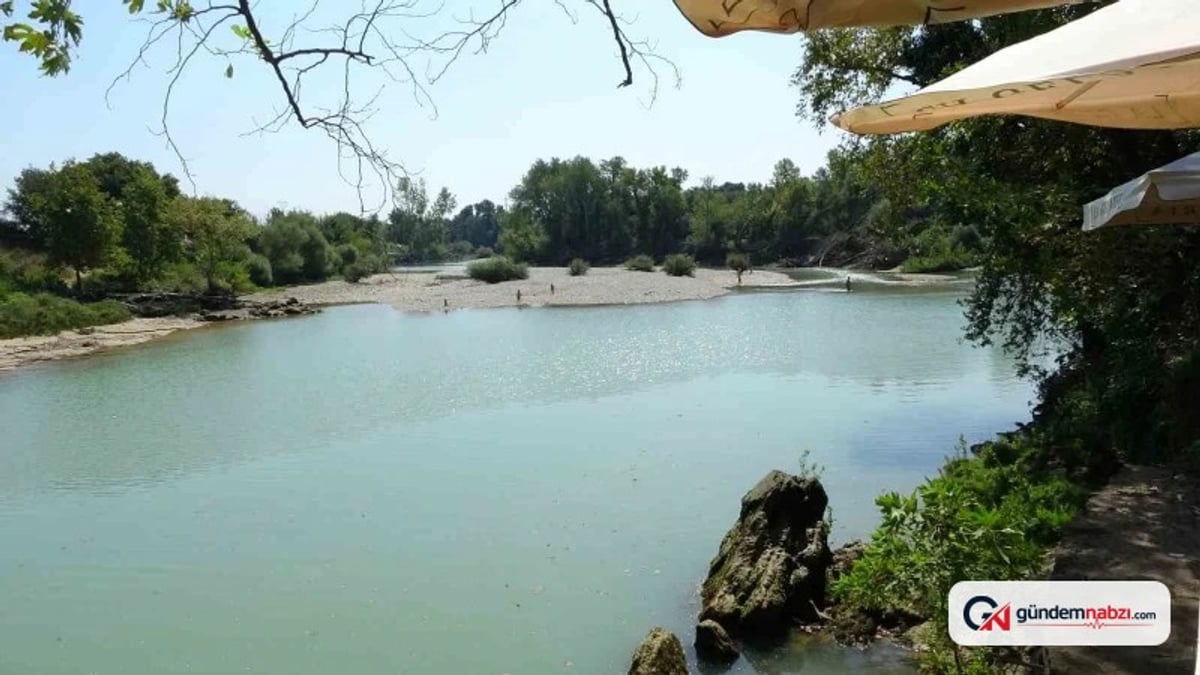 Antalya'da yasaklara rağmen Manavgat Irmağı'ndaki adacığa geçiyorlar