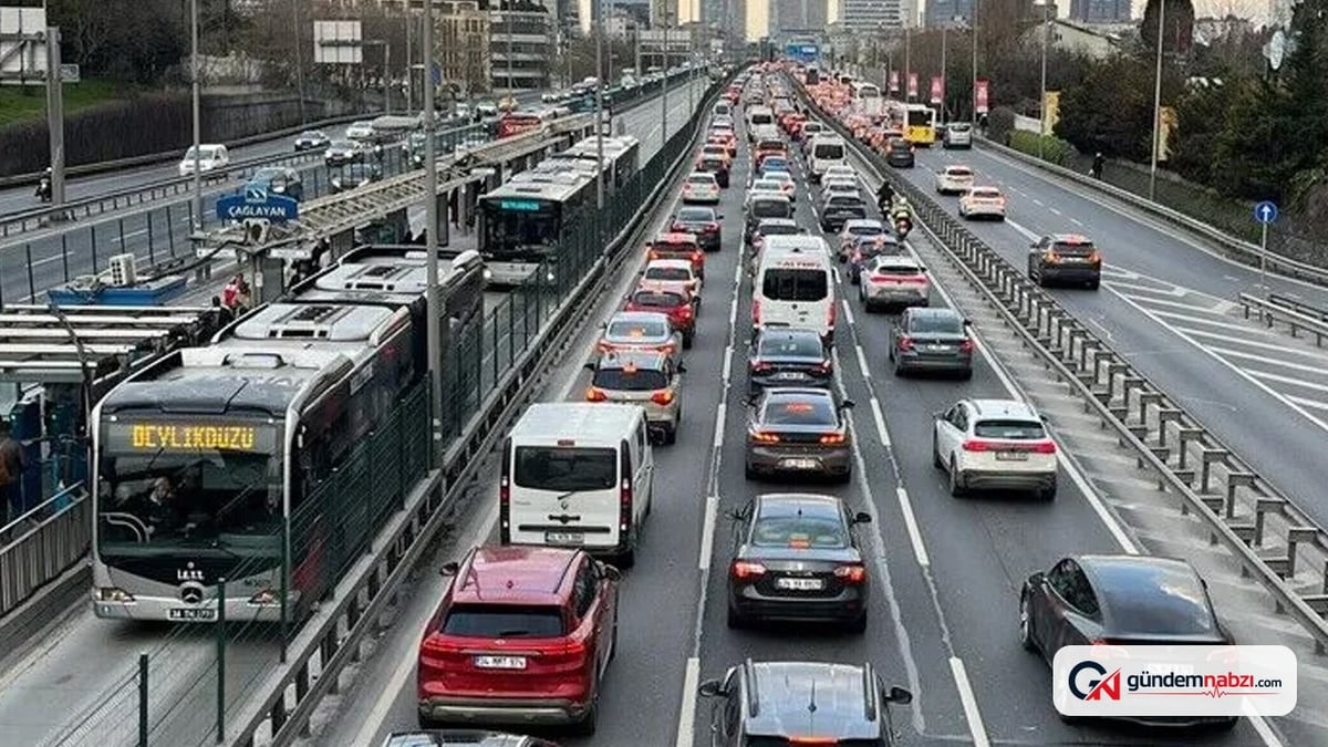 İstanbul'da uyum haftası ve ilk iş gününde trafik yoğunluğu