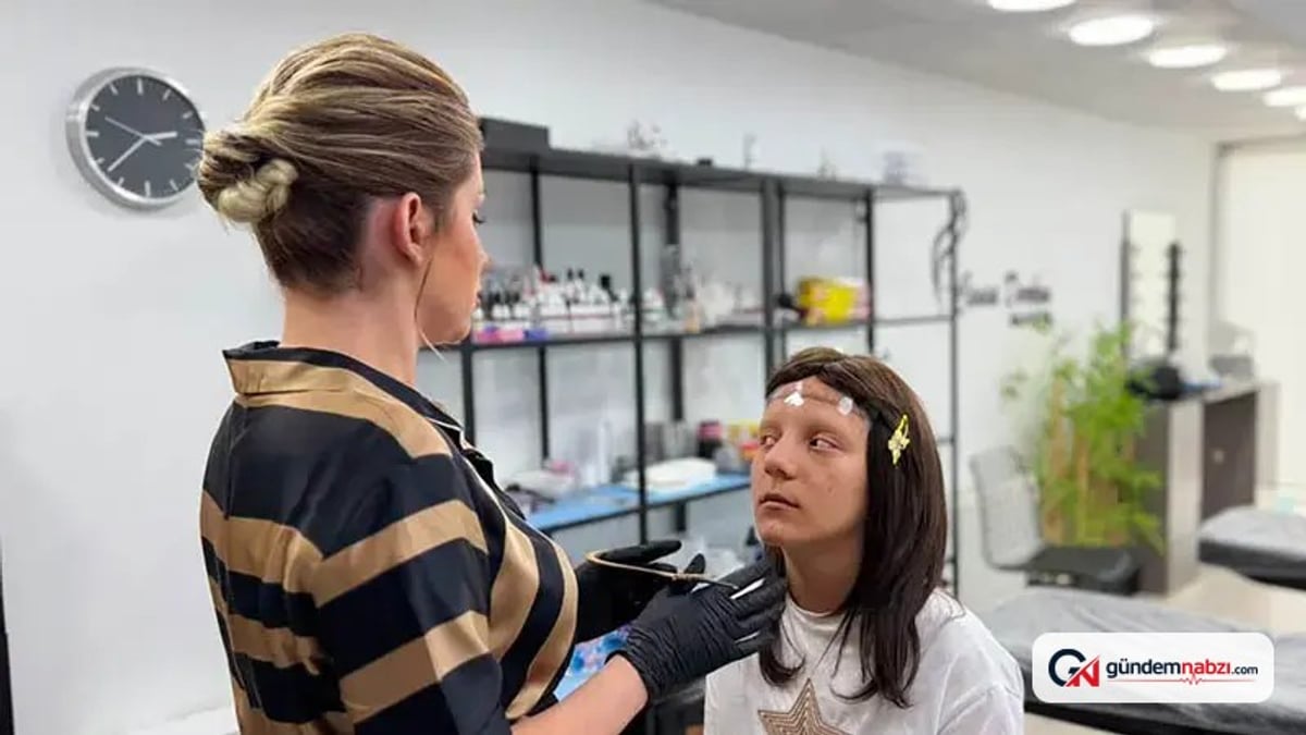 Kayseri'de alopesi hastası Esma Nur kaşlarına kavuştu