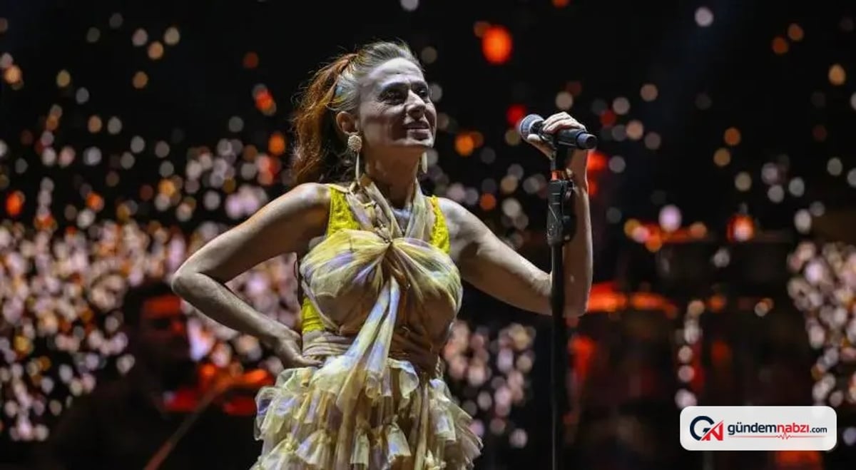 İzmir'de Yıldız Tilbe konseri on binlerce kişiyle coştu