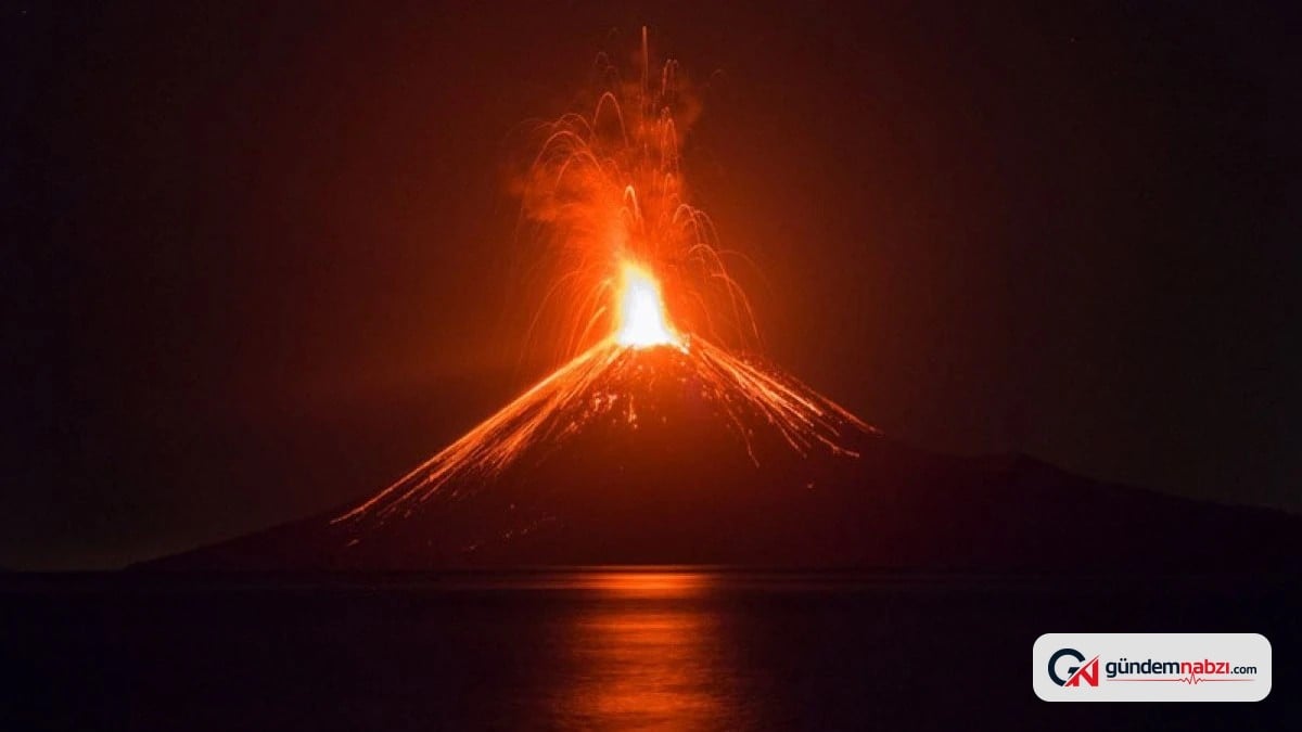 Endonezya'da Anak Krakatau Yanardağı patladı