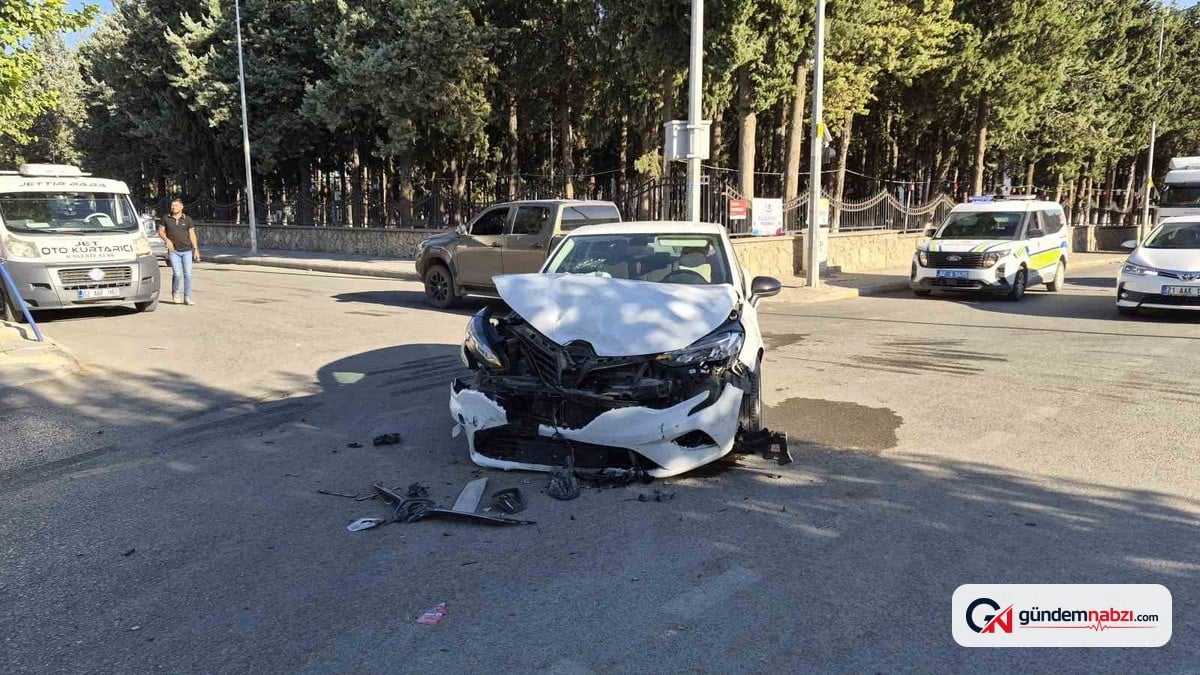 Adıyaman’da iki otomobil çarpıştı, 1 kişi yaralandı