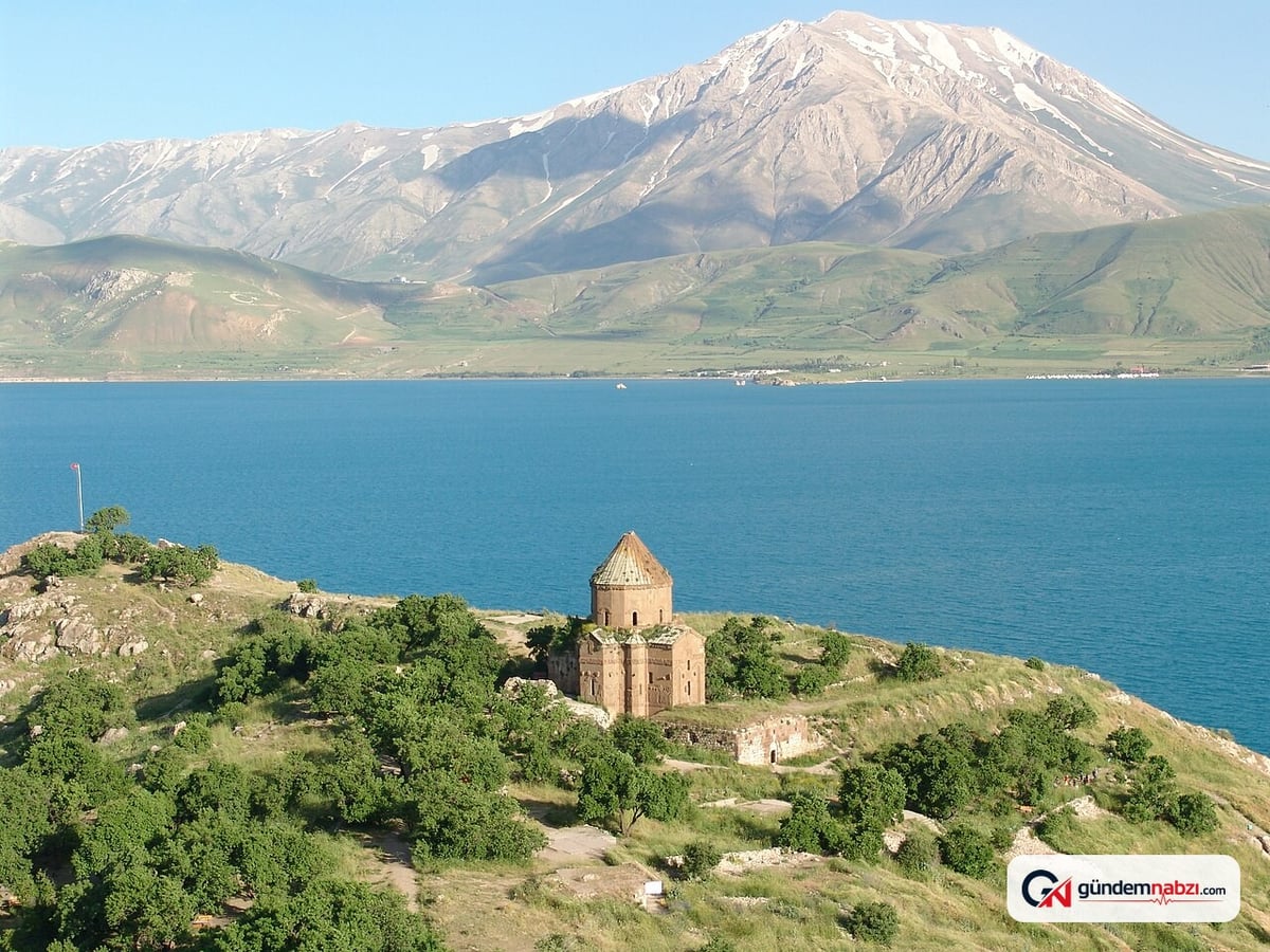 Van'da örtü üstü yangını söndürüldü