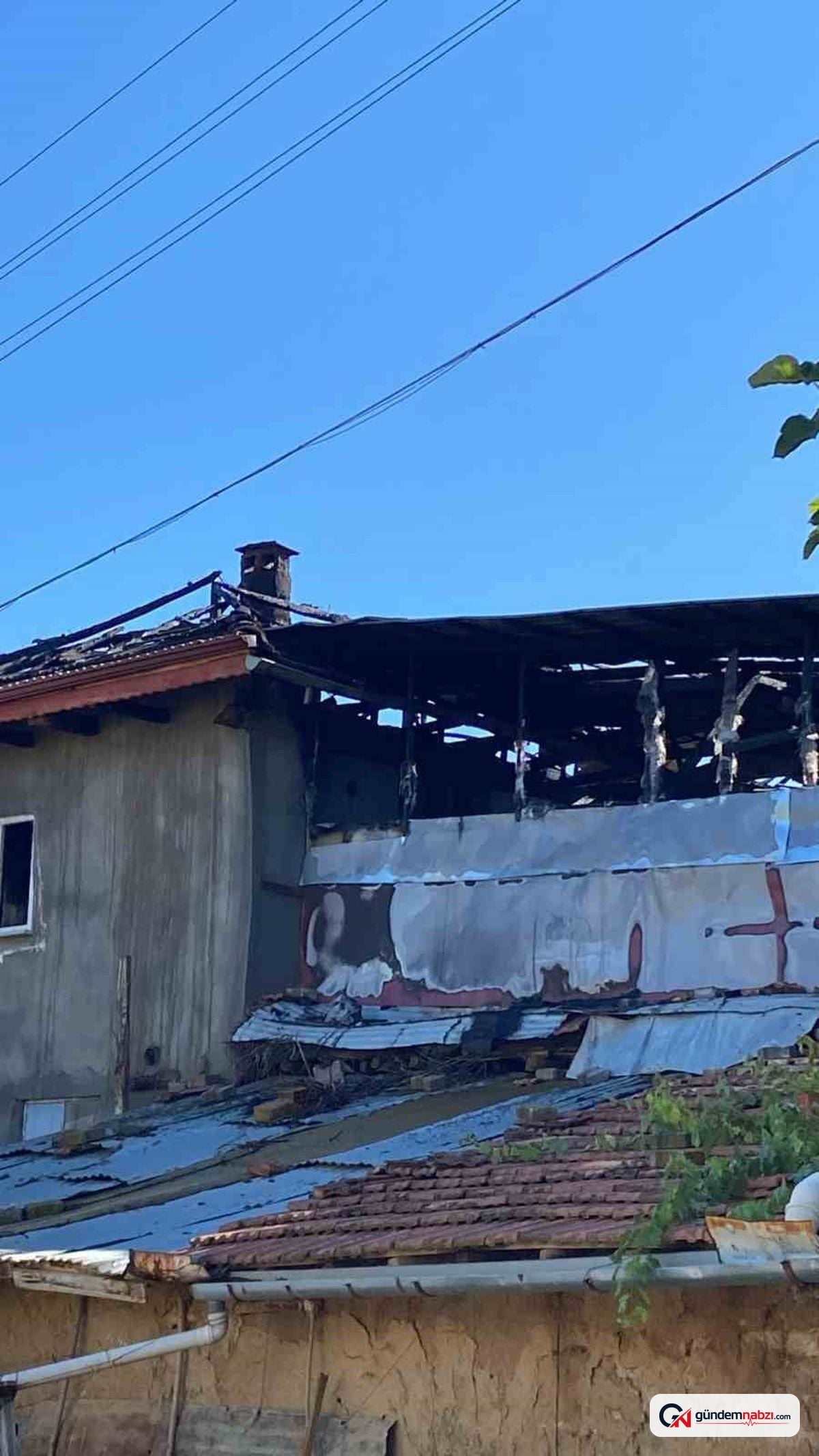 Isparta Yalvaç'ta iki ahşap ev yangında tamamen yandı