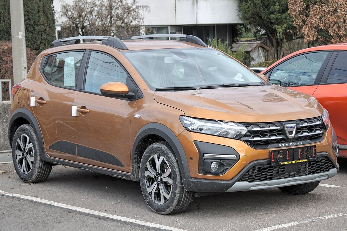 Dacia C segment benzinli model planını iptal etti