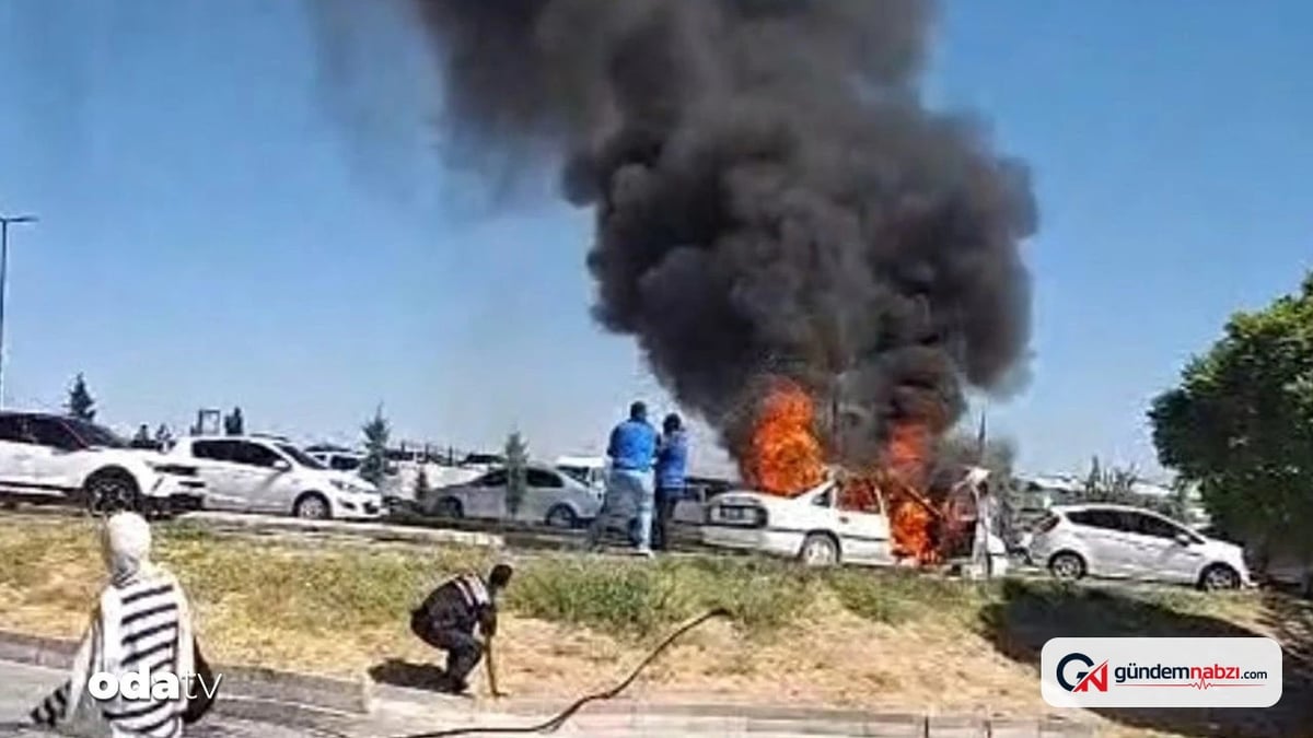 Aksaray'da hastane otoparkında yanan otomobil kül oldu