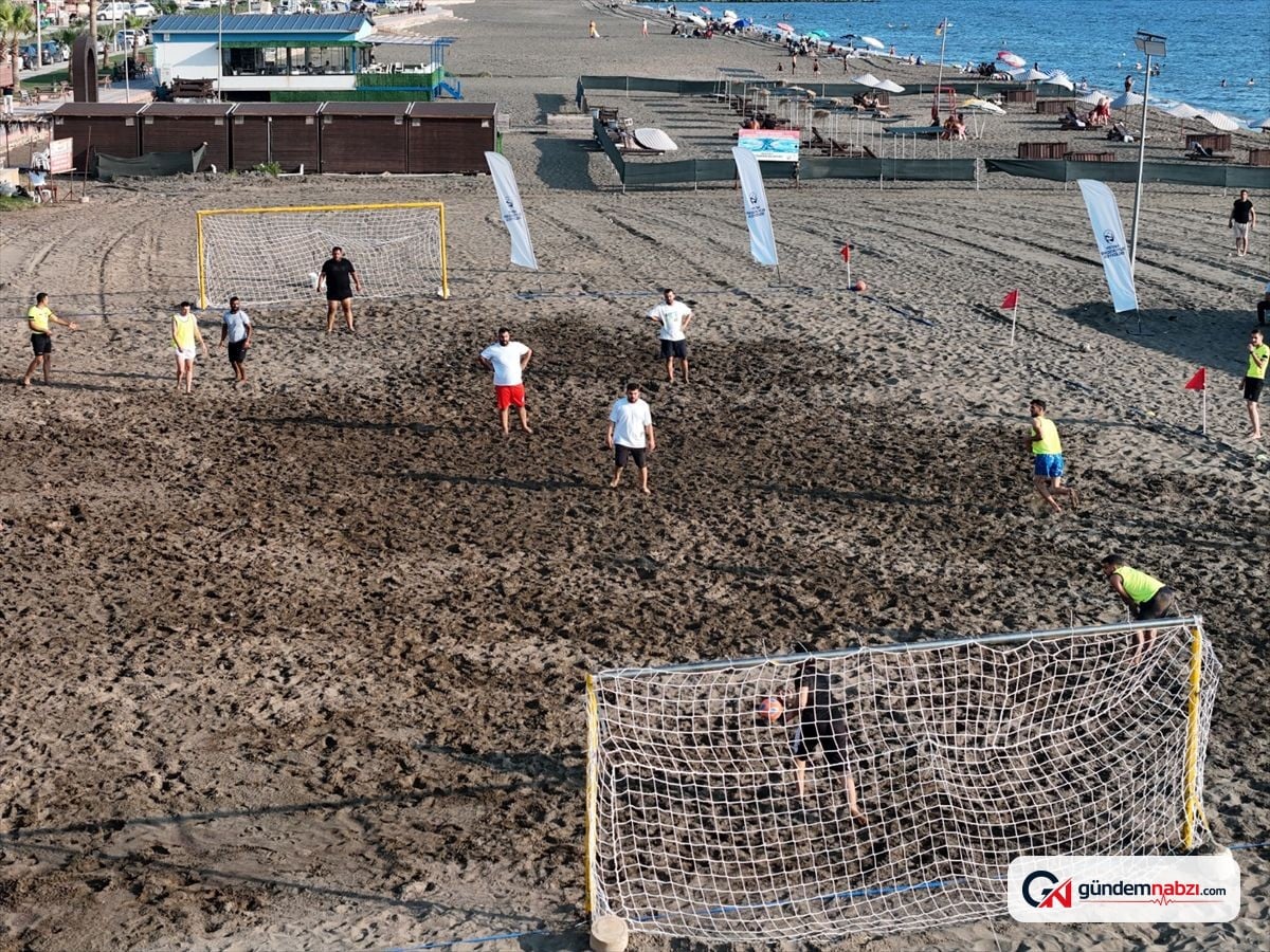 Hatay'da plaj futbolu turnuvası yapıldı