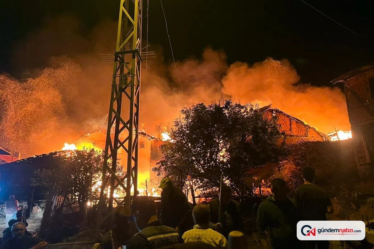 Çorum'da çıkan yangında 2 ev ve 1 ahır kullanılamaz hale geldi