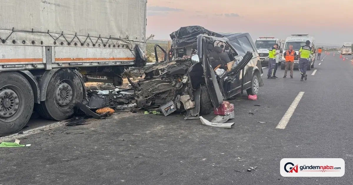 Şanlıurfa'da minibüs TIR'a çarptı: 1 çocuk, 1 kadın hayatını kaybetti