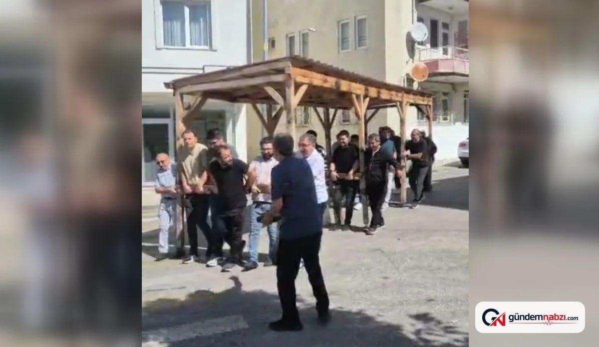 Öğretmenler, yıkılacak okulun kamelyasını yeni okula taşıdı