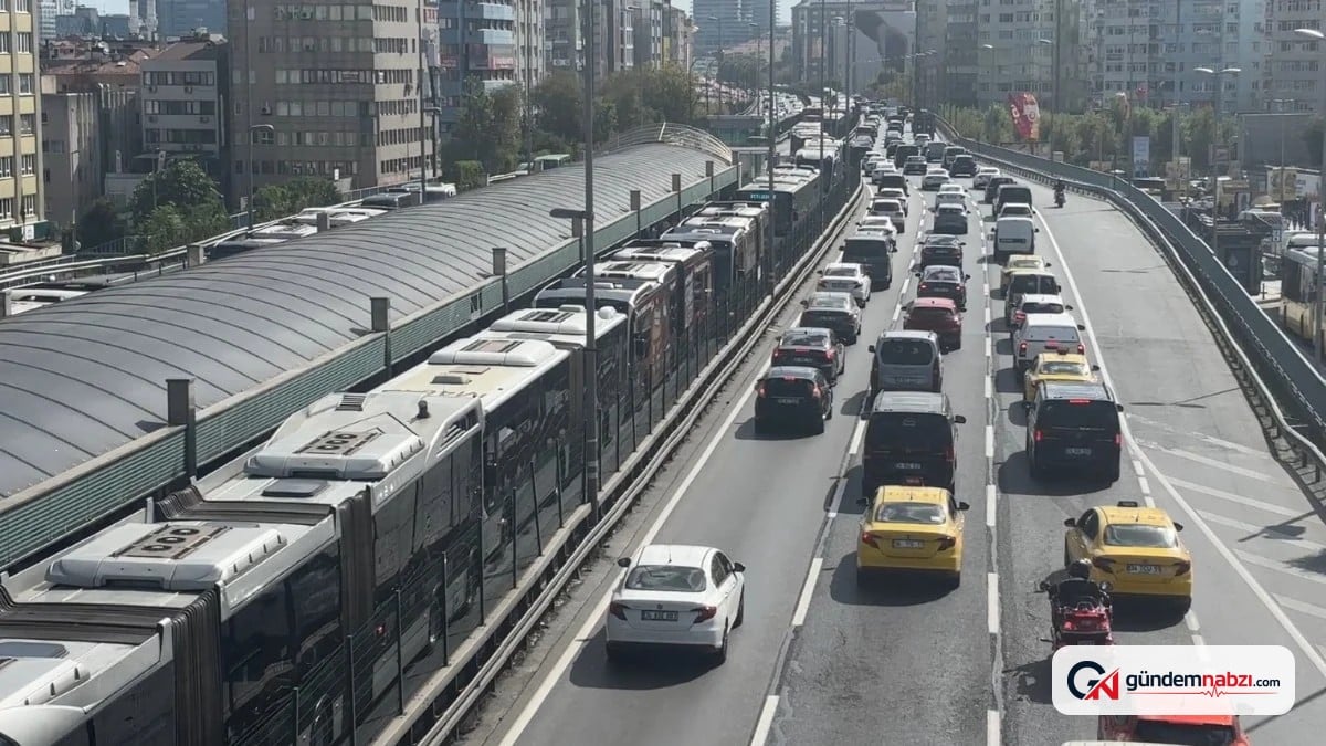 İstanbul'da arızalanan metrobüs seferleri aksadı