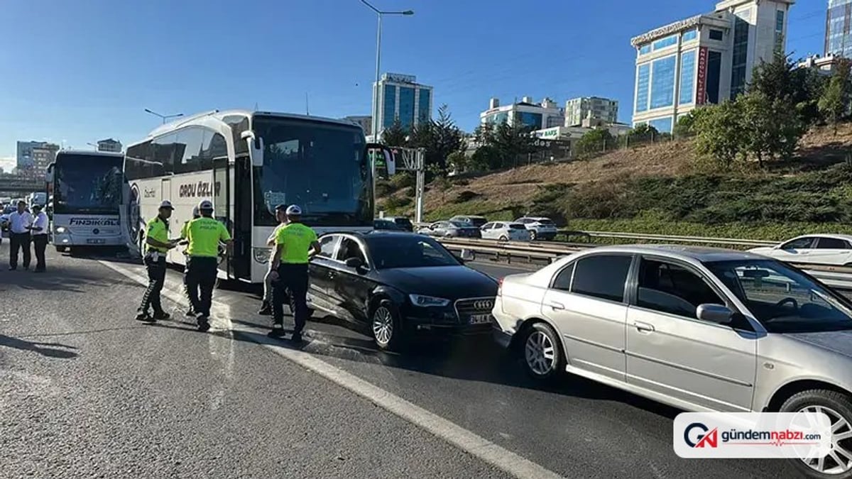 Ümraniye TEM Otoyolu'nda 4 aracın karıştığı zincirleme kaza meydana geldi