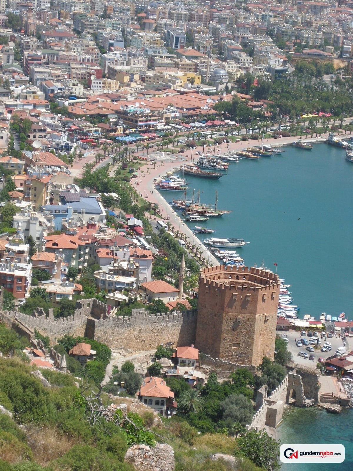 Antalya'da polise silah doğrultan şüpheli tutuklandı