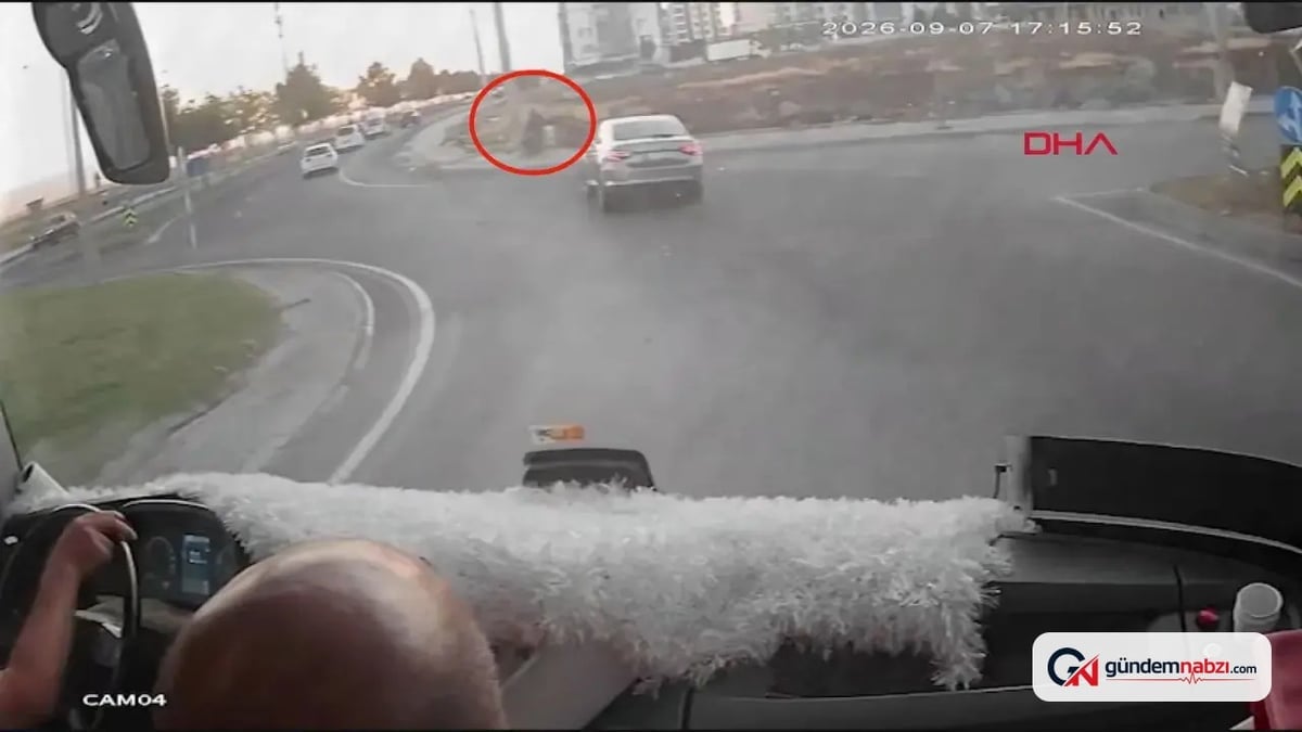 Diyarbakır'da otomobil kaldırımdaki anne ve 2 çocuğuna çarptı