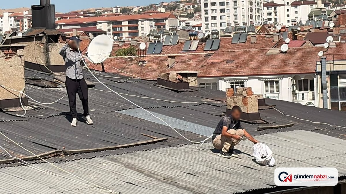 Elazığ'da çatıdan sarkan adamın ilkel güvenlik önlemi dikkat çekti