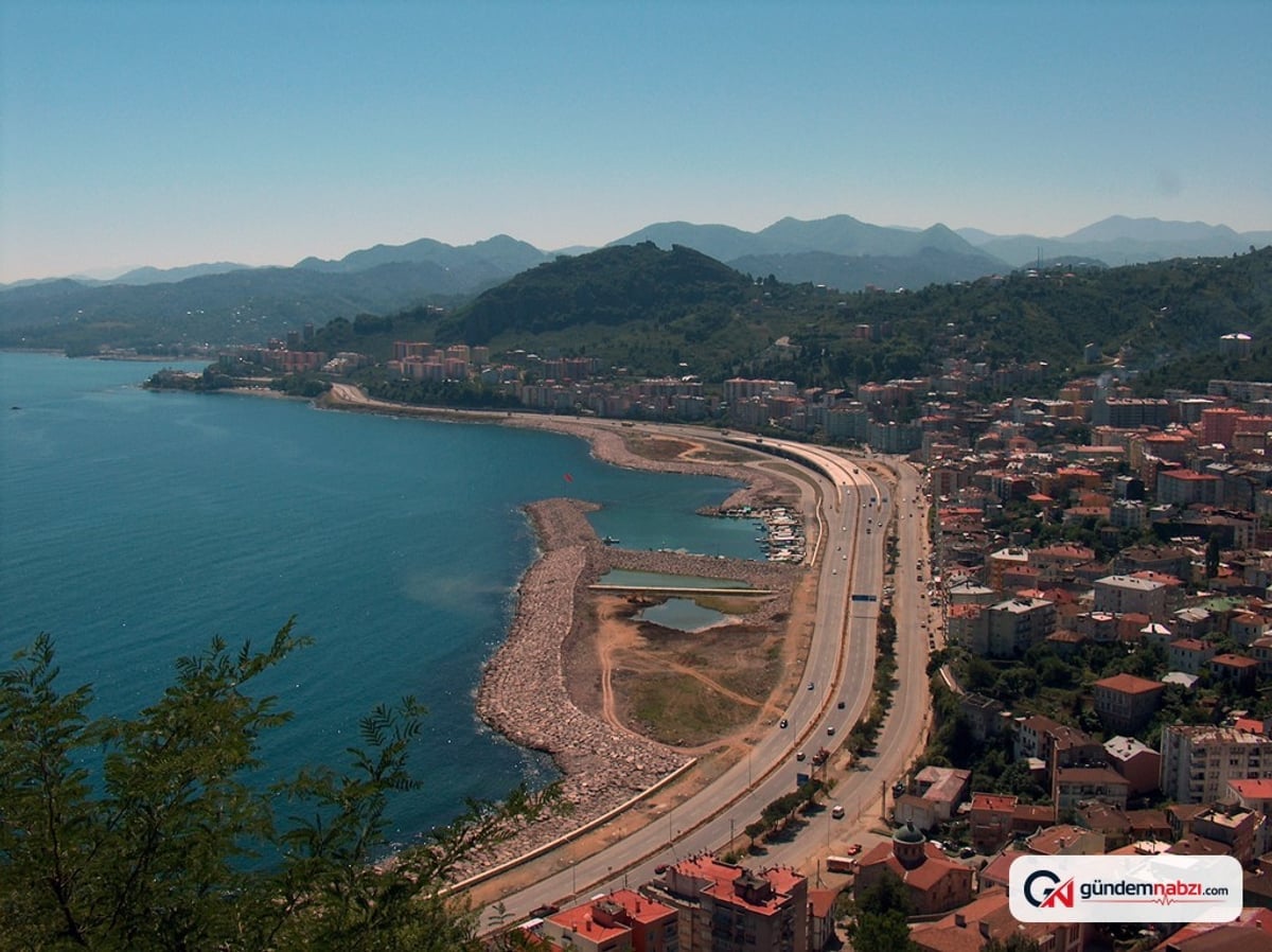 Rize'de iki kamyon çarpıştı: 3 yaralı