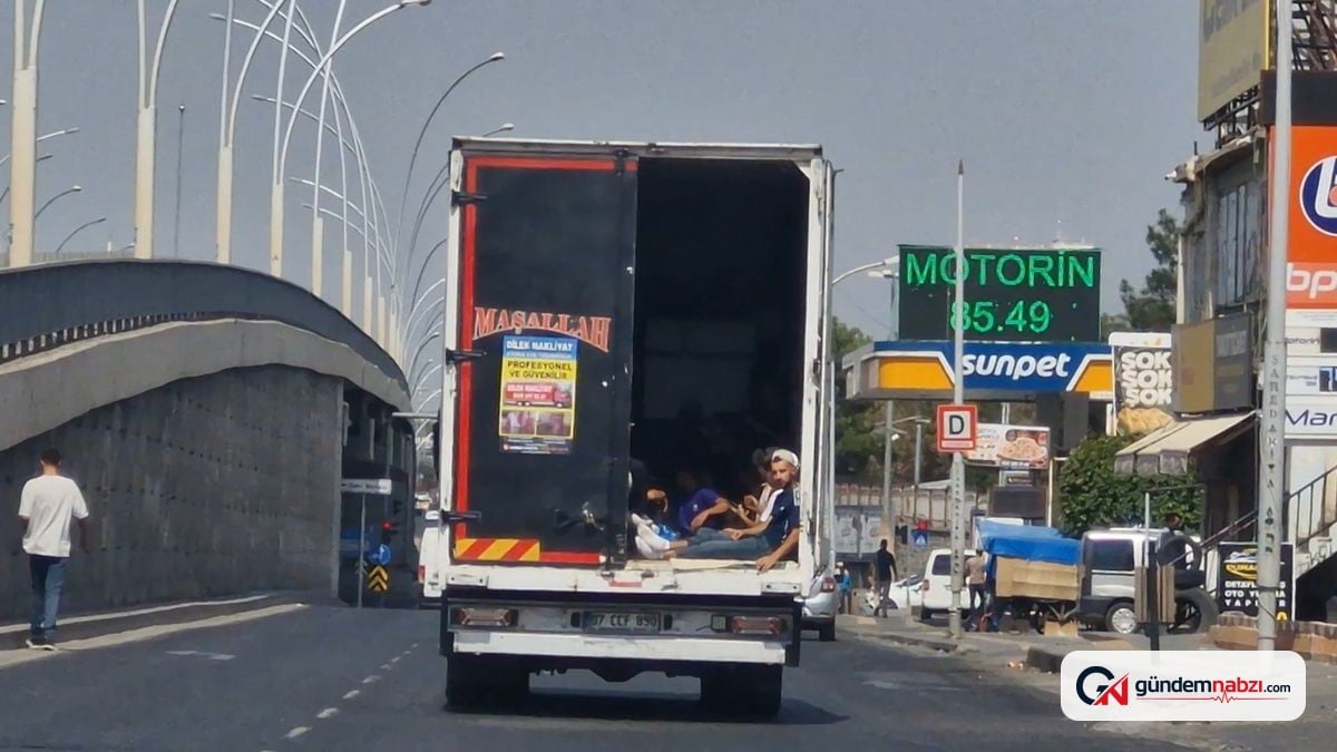 Diyarbakır'da nakliye aracının kasasında tehlikeli yolculuk