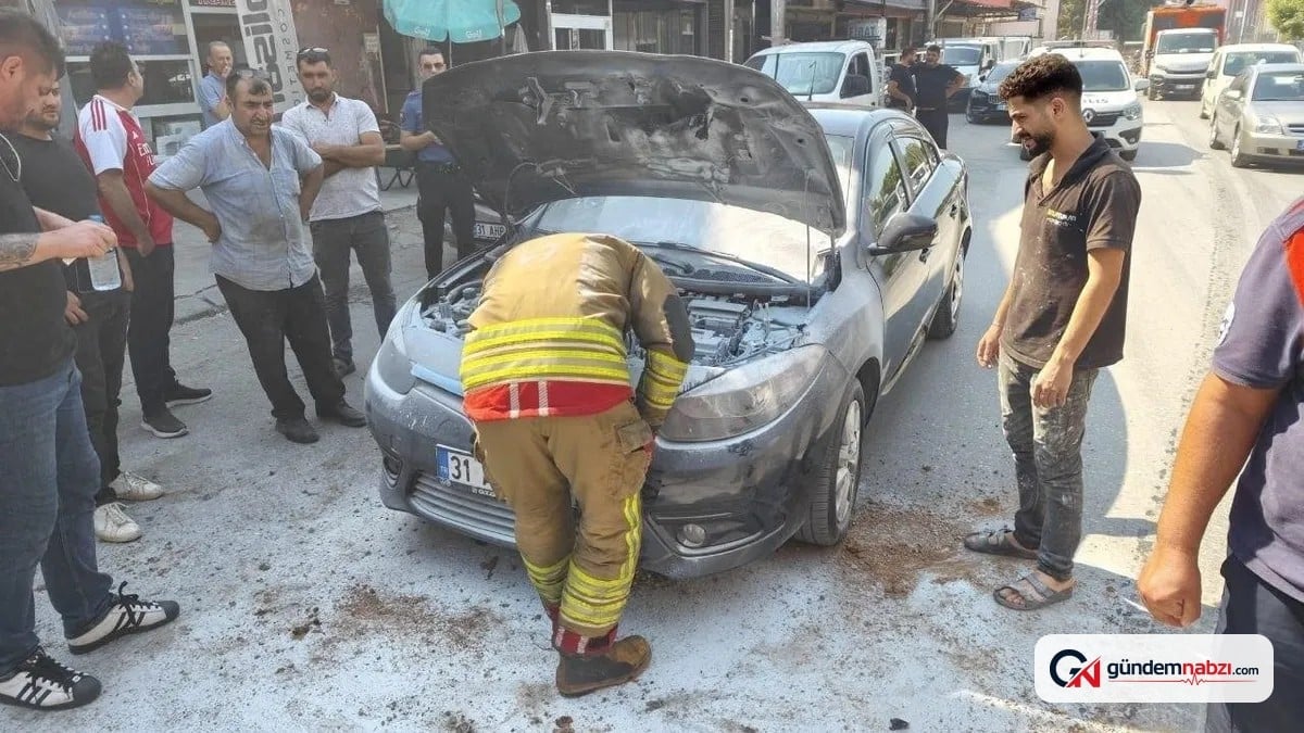 Hatay'da seyir halindeki otomobil alev aldı