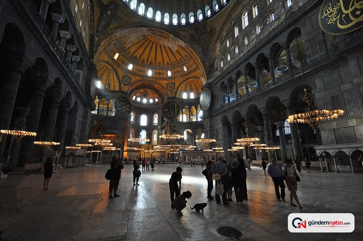 Ayasofya'da geçici ziyaret yerleri değişiyor