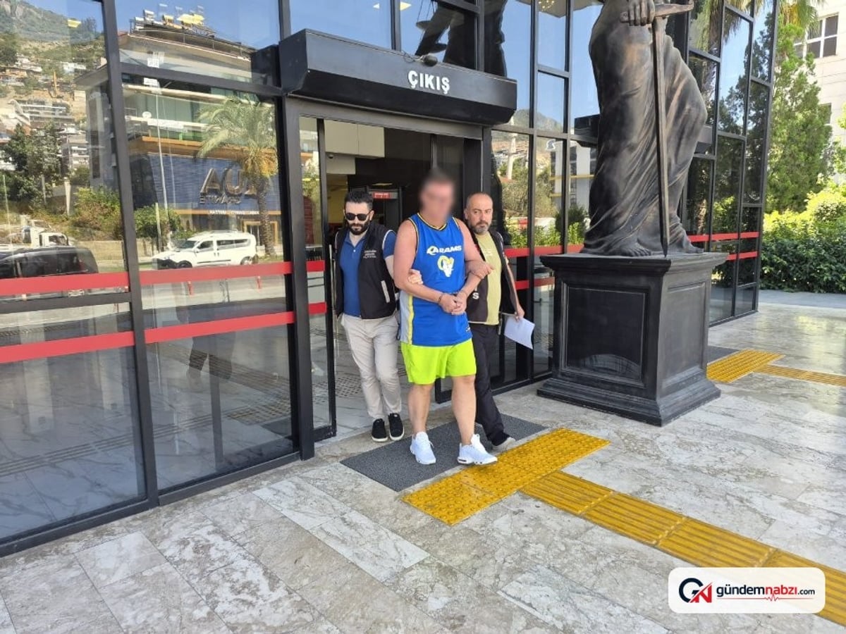 Antalya'da Türk bayrağına tüküren İngiliz turist tutuklandı