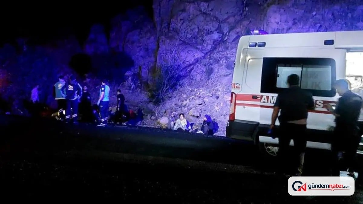 Giresun'da minibüs ile kamyonet çarpıştı: 12 yaralı