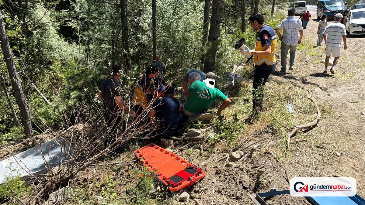 Kütahya'da devrilen traktör dere yatağına sürüklendi: 1 yaralı
