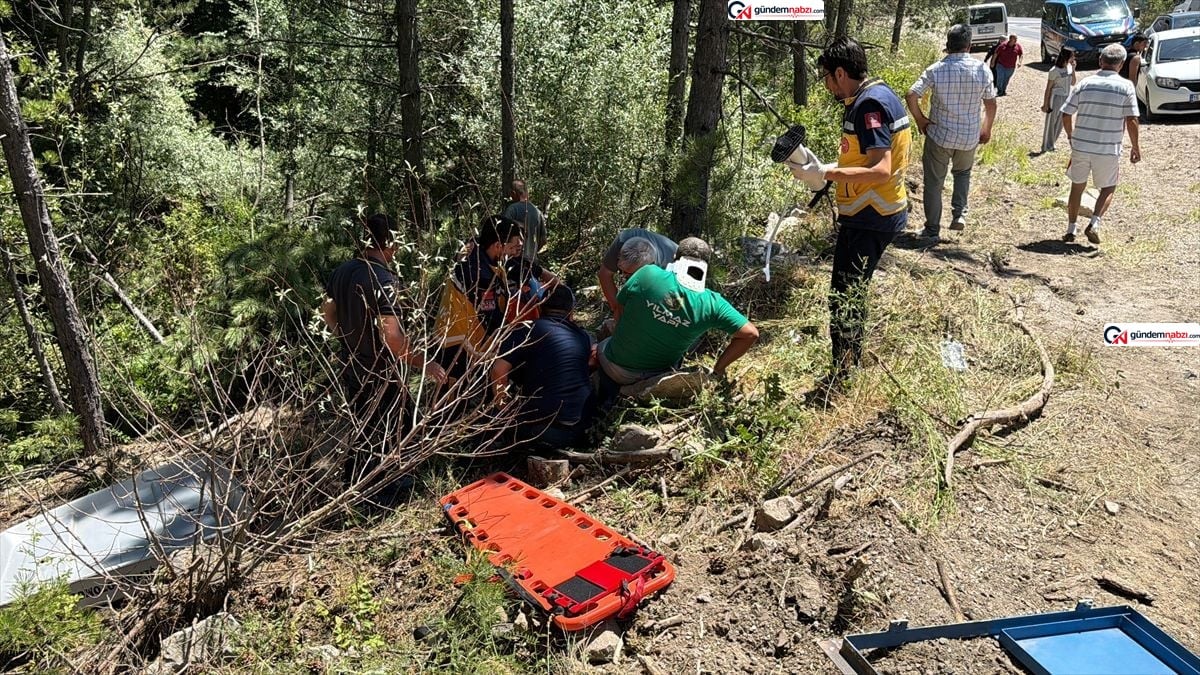 Kütahya'da devrilen traktör dere yatağına sürüklendi: 1 yaralı