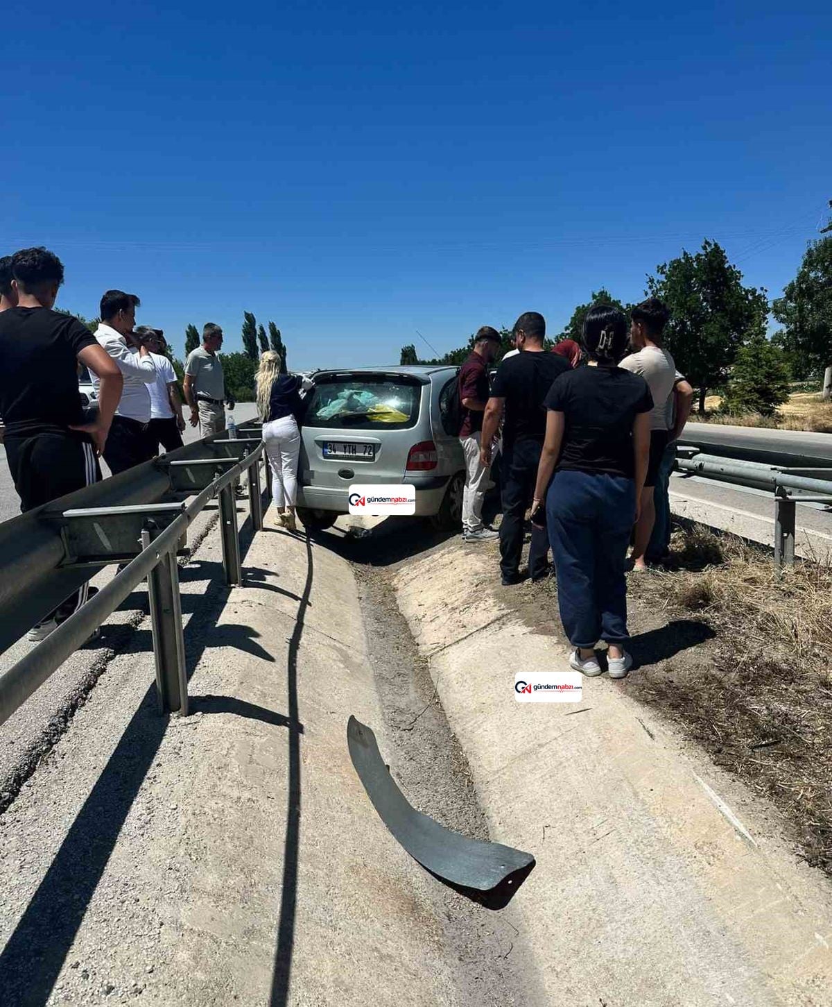 Burdur'da otomobil refüje çarptı: 6 kişi yaralandı