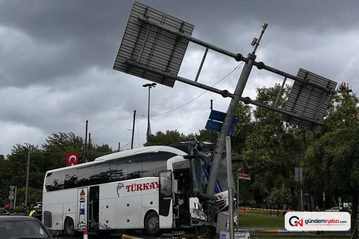 Eyüpsultan'da yolcu otobüsü otomobile çarptı; yaralılar var