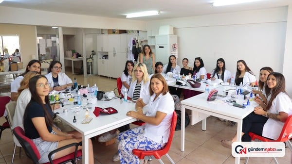 İzmir'de kadınlar ücretsiz kurslarla meslek öğreniyor
