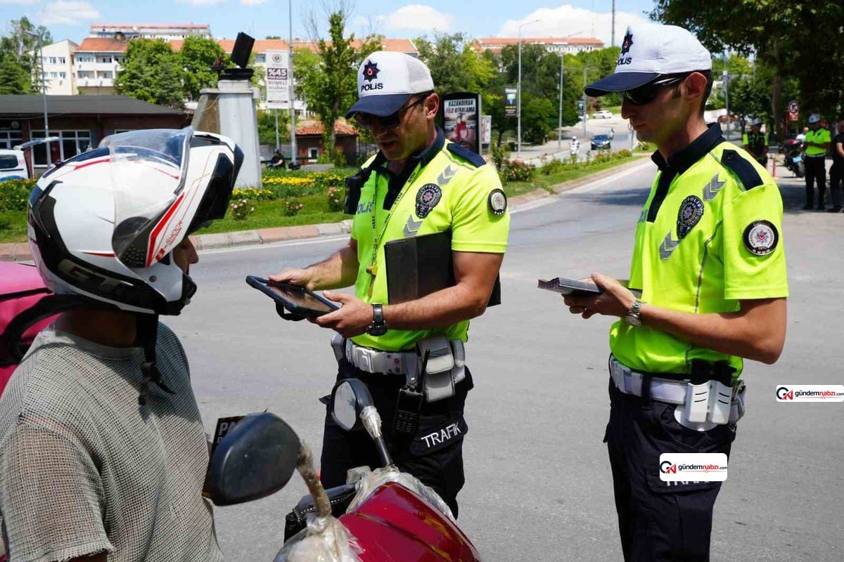 Edirne'de polisten motosikletlilere hem eğitim hem rehber