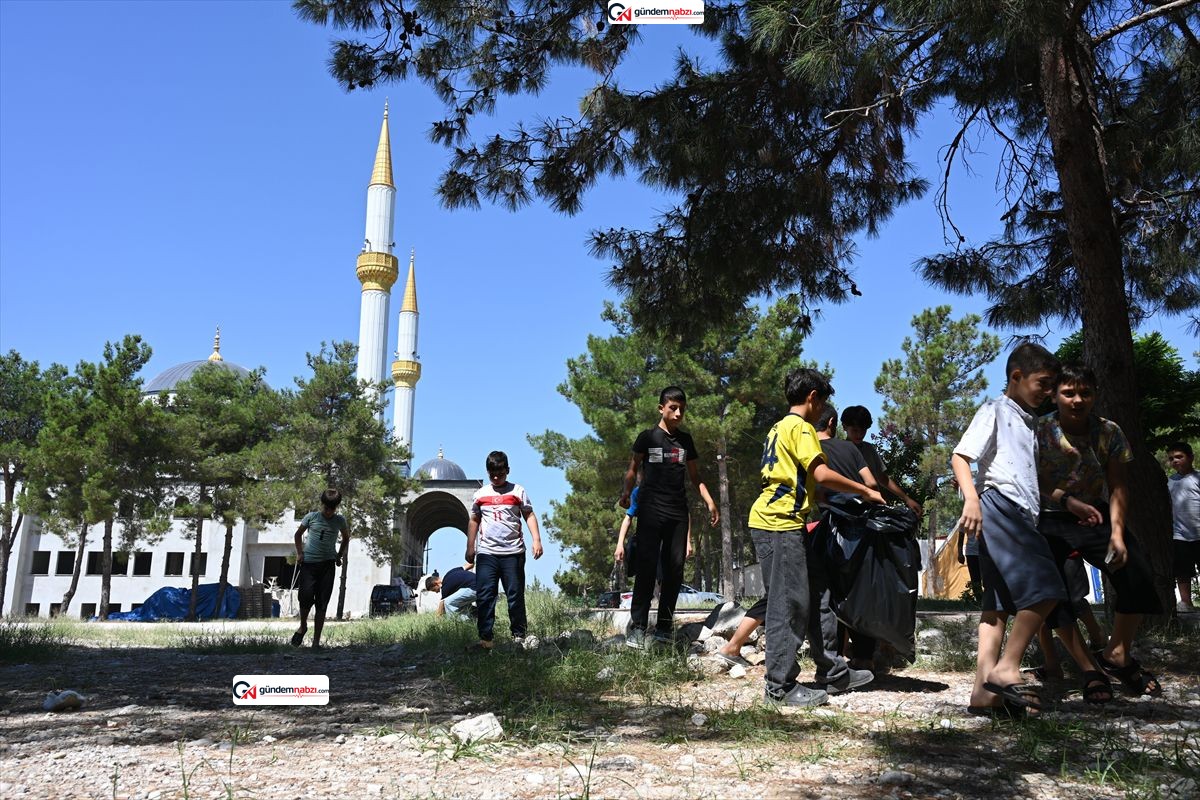 Osmaniye'de kur'an kursu öğrencileri ormanı temizledi
