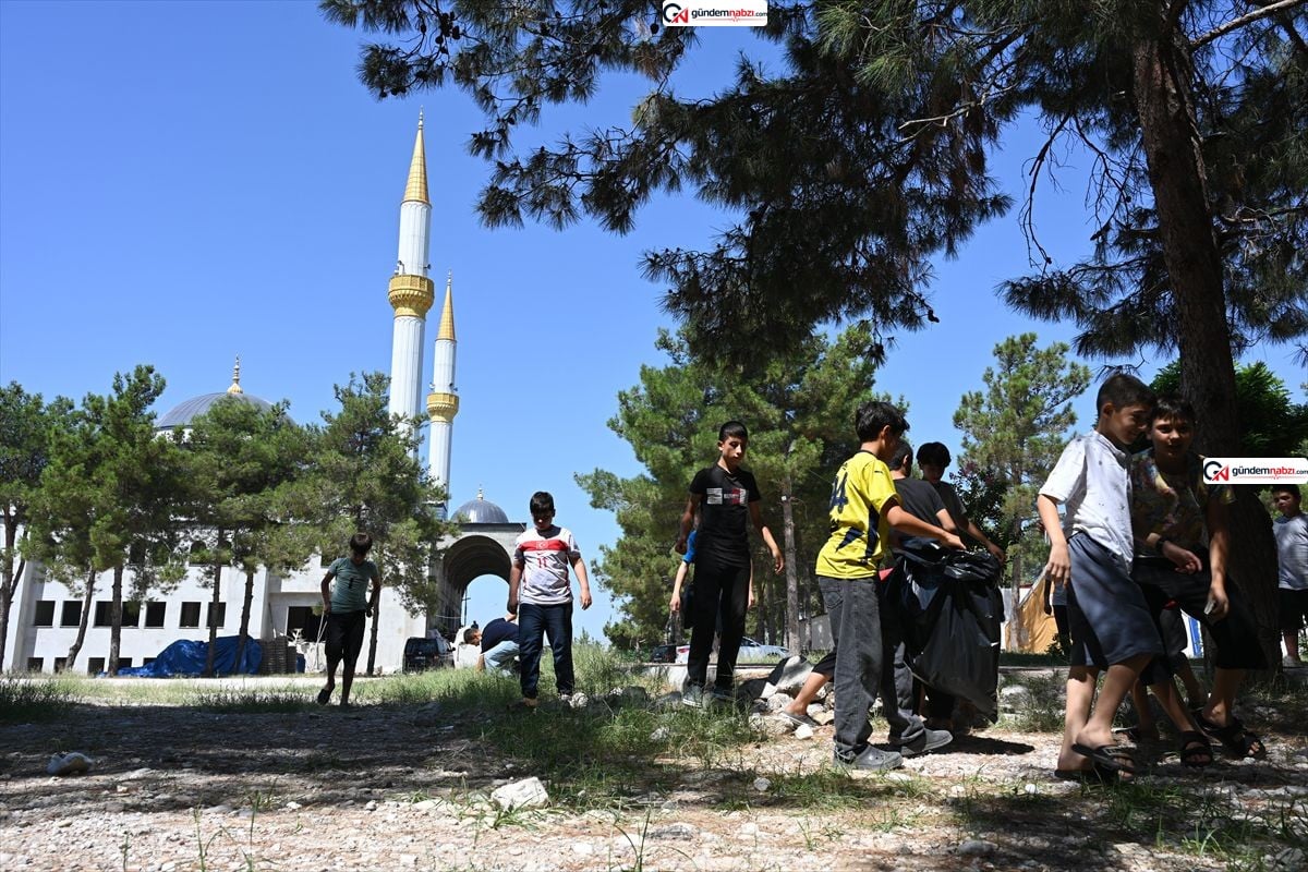 Osmaniye'de kur'an kursu öğrencileri ormanı temizledi