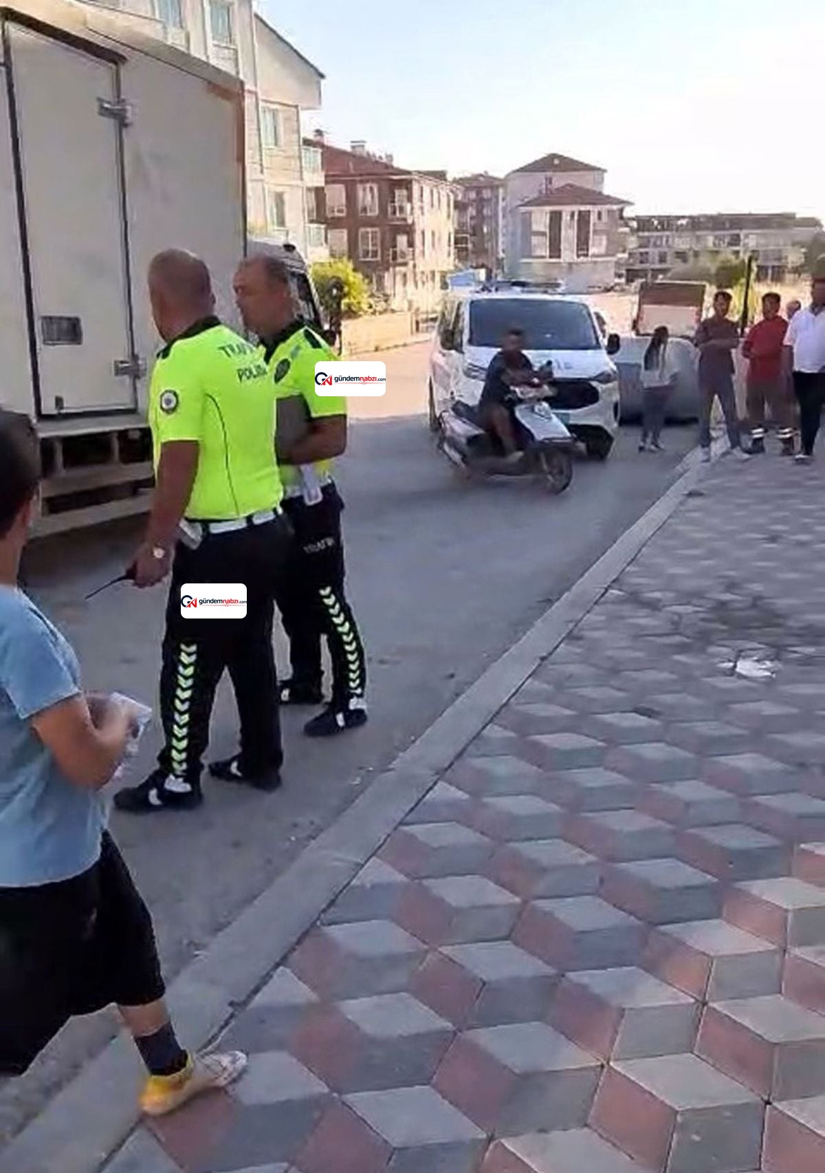 Burdur'da tamir etmek istediği kamyonetin altında kalan sürücü yaralandı