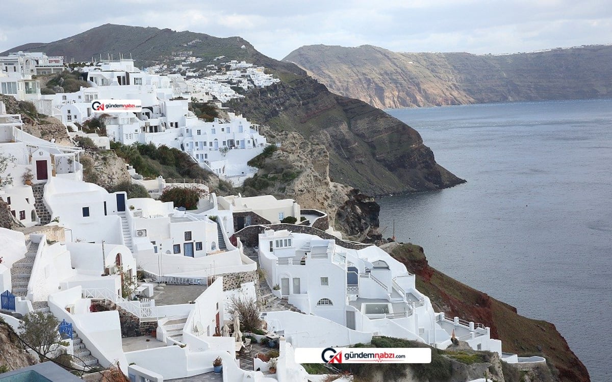 Santorini'de heyelan: Turistik yaya yolu ulaşıma kapandı