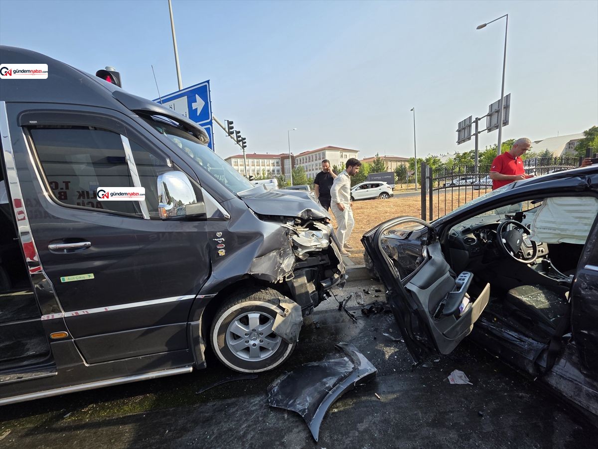 Bingöl'de minibüs ile otomobil çarpıştı: 5 yaralı