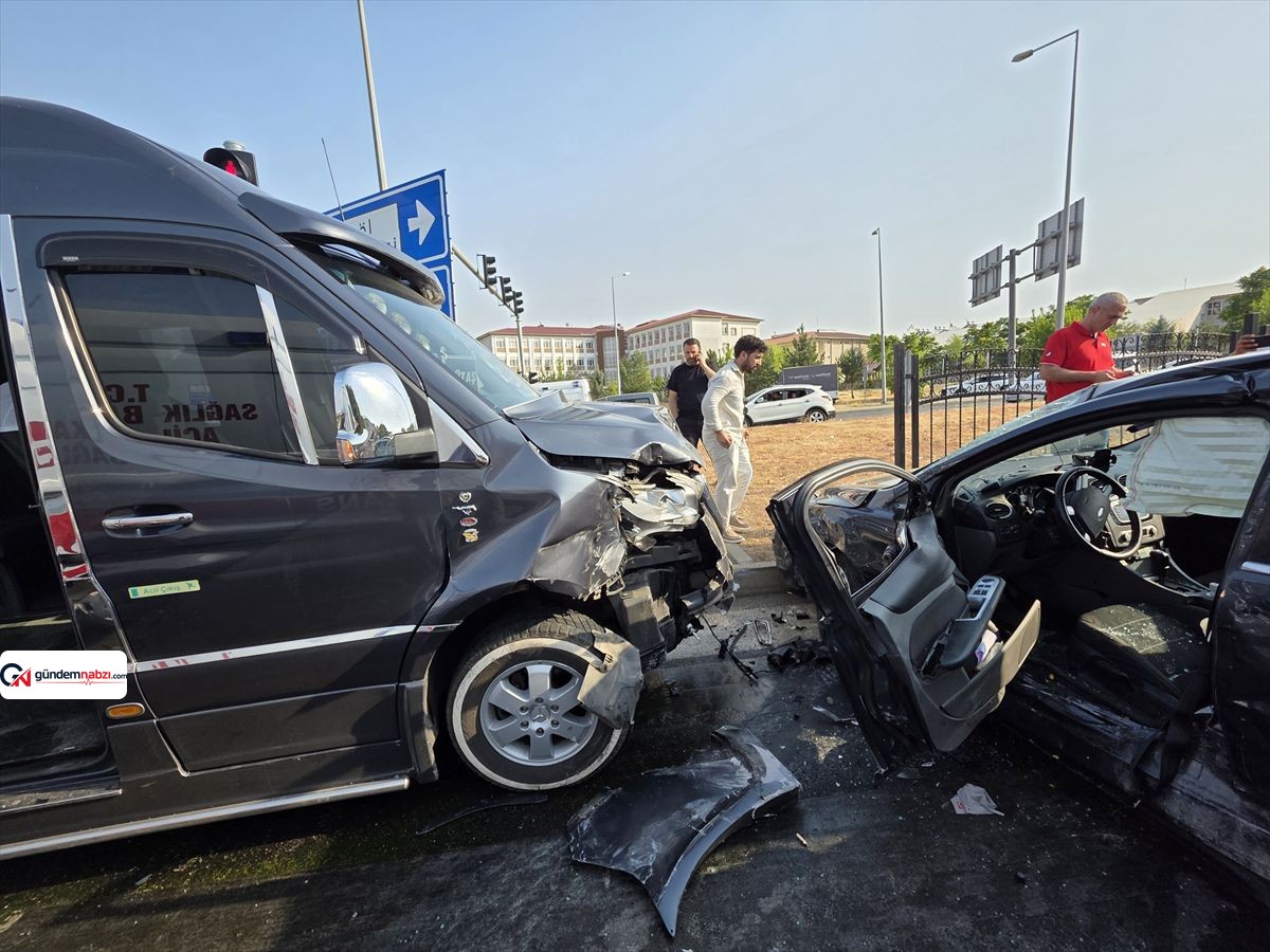 Bingöl'de minibüs ile otomobil çarpıştı: 5 yaralı