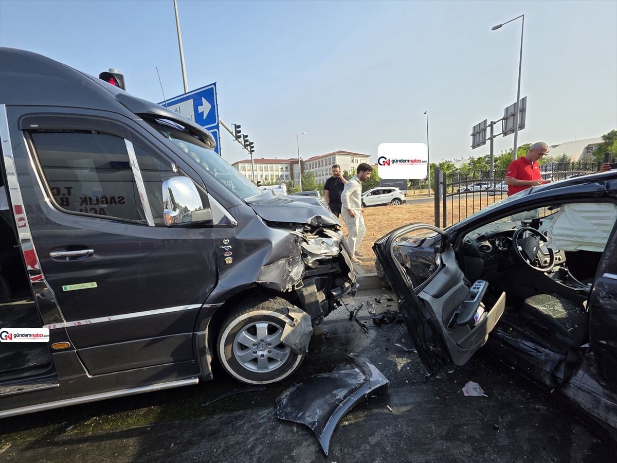 Bingöl'de minibüs ile otomobil çarpıştı: 5 yaralı